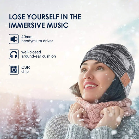 Product features infographic showing:
40mm neodymium driver
Well-closed around-ear cushion
CSR chip
Model wearing the beanie in winter setting, demonstrating style and functionality.